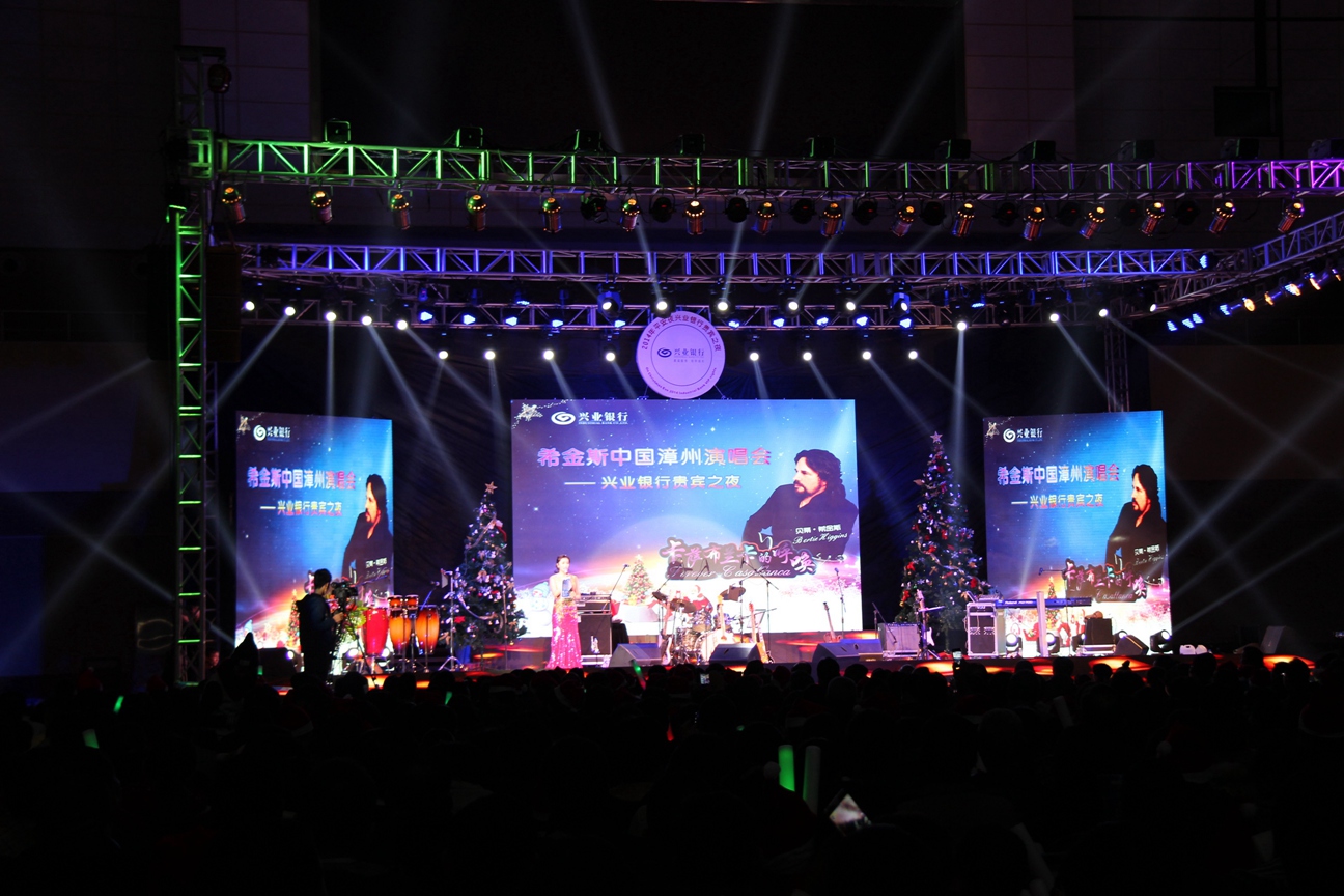Bertie Higgins Took Magic Guitar to the Stage of His Concert in Zhangzhou